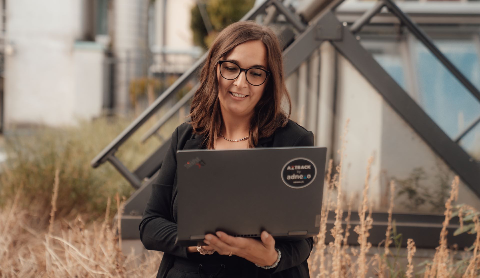 Mensch arbeitet am PC